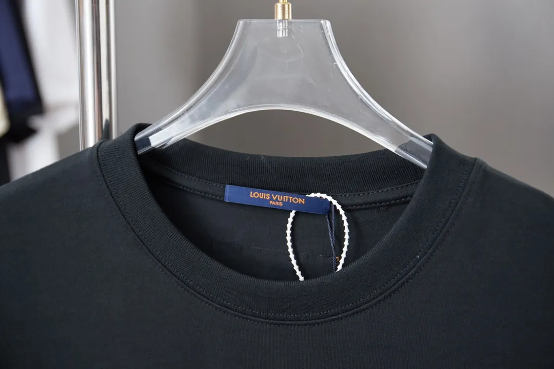 🅿️180 1V 25SS new style in early spring. Short sleeves with embroidered colorful hollow LV letters. Light luxury. Essential item for daily commuting for men and women. Correct version. Welcome to compare. Detailed features · 320g 100% pure cotton double yarn jersey fabric · Special thickened 32 pieces of double-strand 1X1 thread in the same vat custom dyeing · Imported Tajima machine embroidery with colorful hollow embroidered LV letters · Double needle stitching and cross-stitching technology · Original main mark, washed tag, brand moisture-proof paper packaging Color: black/white Size: S/M/L/XL